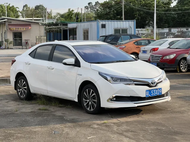 2017 Toyota Corolla Hybrid 1.8L E-CVT Leading used Sedan for export from China - photo 1